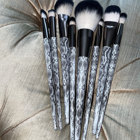 NWOT 8 brushes & case - Picture 3 of 10